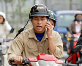 Đội mũ bảo hiểm không cài dây sẽ bị phạt 200.000 đồng